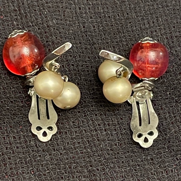 Schiaparelli SIGNED VTG. clip earrings rhodium plated, pearls & amber drop beads - Picture 11 of 13